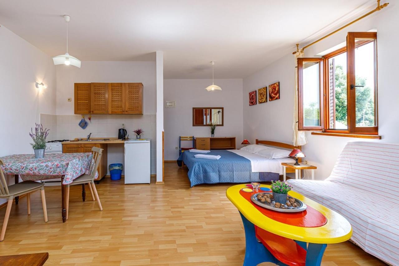 Apartments Pernar Пореч Екстериор снимка
