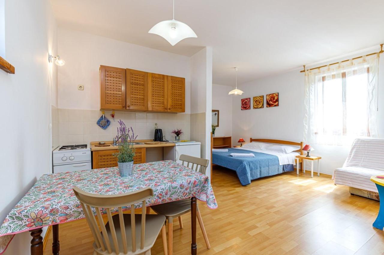 Apartments Pernar Пореч Екстериор снимка