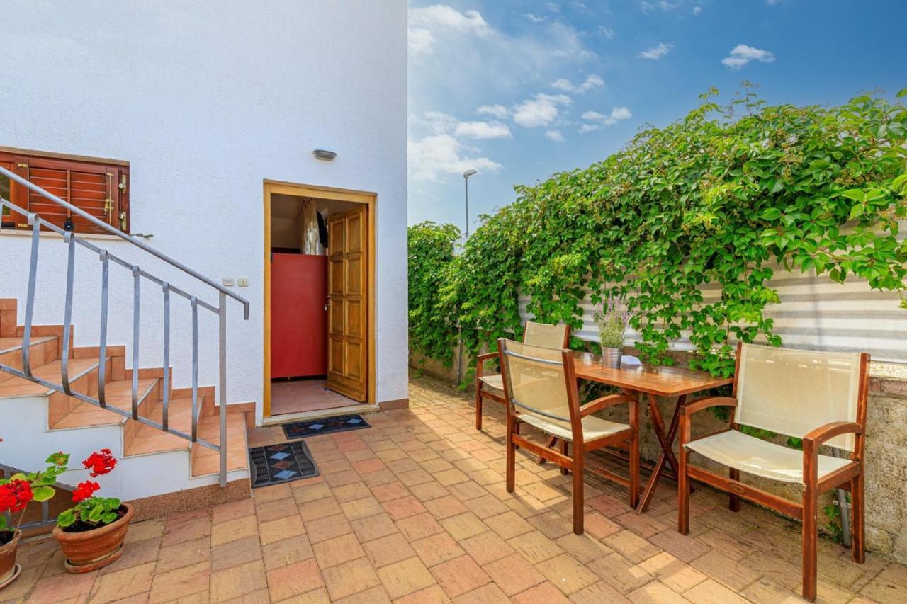 Apartments Pernar Пореч Екстериор снимка