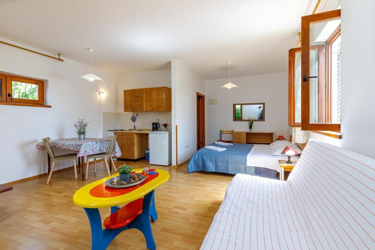 Apartments Pernar Пореч Екстериор снимка